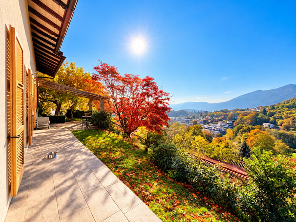 Casa soleggiata con ampio giardino e vista aperta