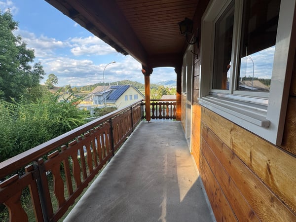 2-Familien Chalet mit 6.5 bis 7.5 und 2.5-Zimmer Wohnung, teils mit Seesicht 10