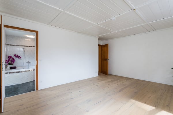 2-Familien Chalet mit 6.5 bis 7.5 und 2.5-Zimmer Wohnung, teils mit Seesicht 21