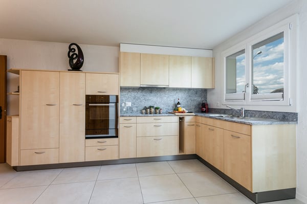 2-Familien Chalet mit 6.5 bis 7.5 und 2.5-Zimmer Wohnung, teils mit Seesicht 31