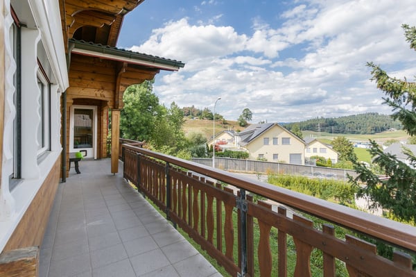 2-Familien Chalet mit 6.5 bis 7.5 und 2.5-Zimmer Wohnung, teils mit Seesicht 4