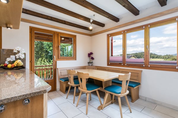 2-Familien Chalet mit 6.5 bis 7.5 und 2.5-Zimmer Wohnung, teils mit Seesicht 9