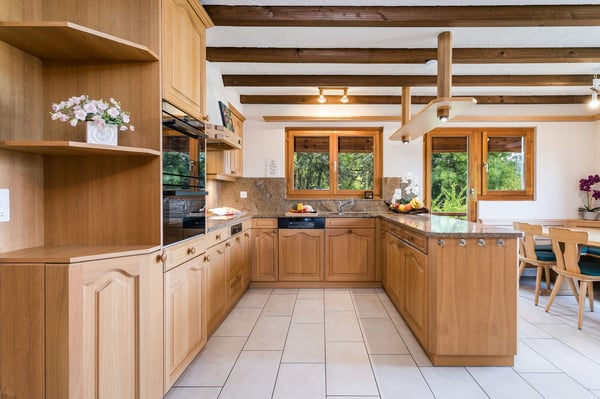 2-Familien Chalet mit 6.5 bis 7.5 und 2.5-Zimmer Wohnung, teils mit Seesicht 8