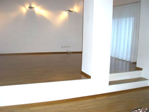 Moderna villetta e edificio plurifamiliare con terreno edificabile eccedente 14