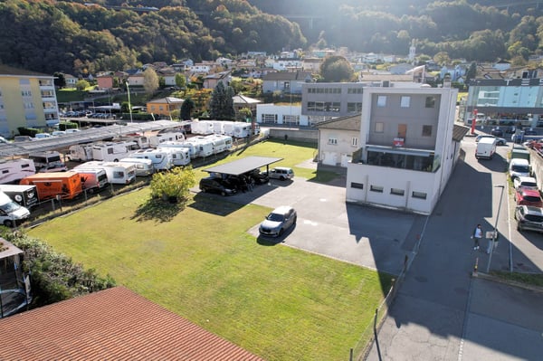 Moderna villetta e edificio plurifamiliare con terreno edificabile eccedente 6