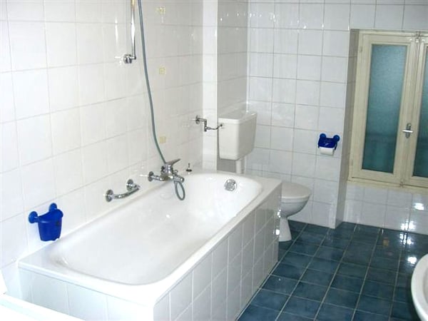 Moderna villetta e edificio plurifamiliare con terreno edificabile eccedente 15