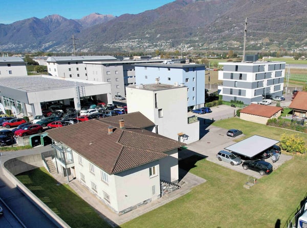 Moderna villetta e edificio plurifamiliare con terreno edificabile eccedente 4