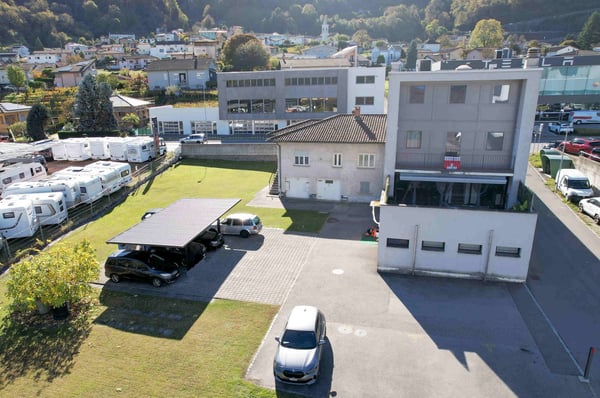 Moderna villetta e edificio plurifamiliare con terreno edificabile eccedente 3