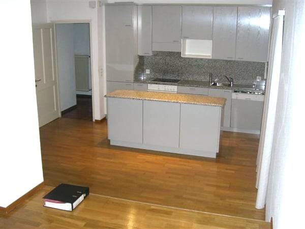 Moderna villetta e edificio plurifamiliare con terreno edificabile eccedente 13