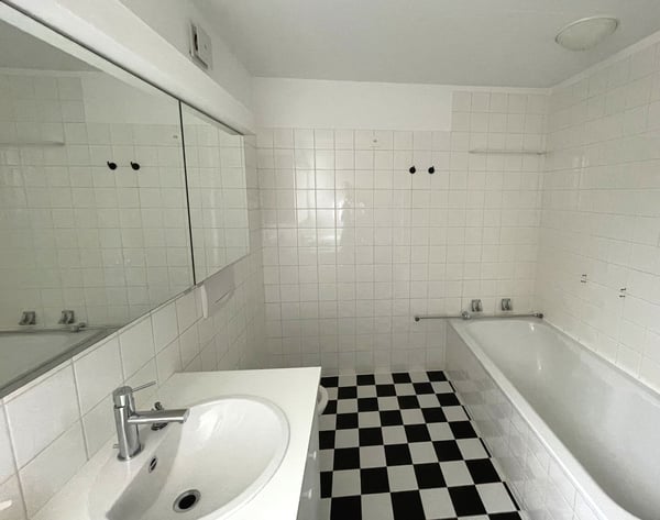 Moderna villetta e edificio plurifamiliare con terreno edificabile eccedente 11