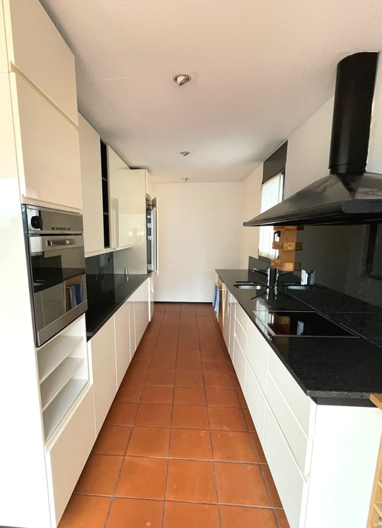 Moderna villetta e edificio plurifamiliare con terreno edificabile eccedente 9