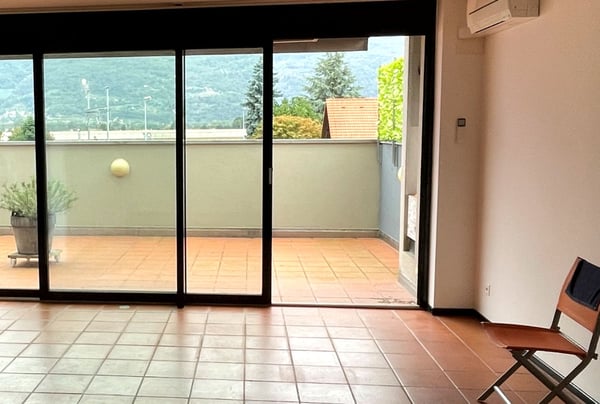 Moderna villetta e edificio plurifamiliare con terreno edificabile eccedente 10