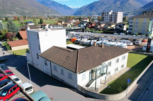 Moderna villetta e edificio plurifamiliare con terreno edificabile eccedente 7