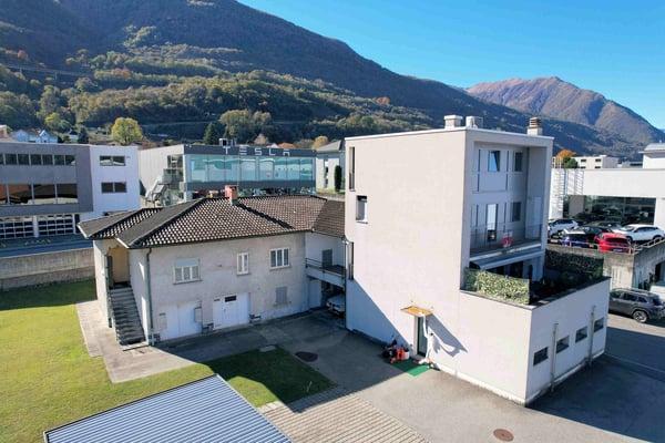 Moderna villetta e edificio plurifamiliare con terreno edificabile eccedente 2