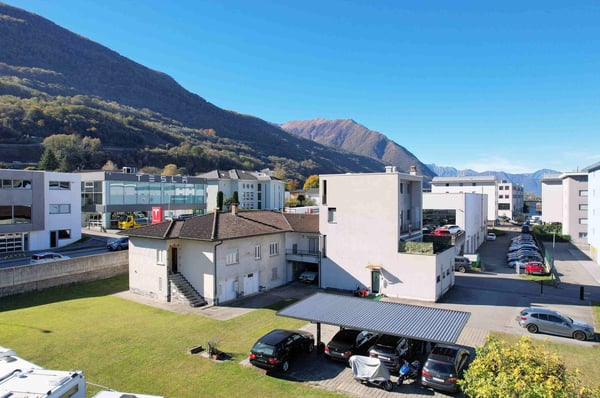 Moderna villetta e edificio plurifamiliare con terreno edificabile eccedente 1