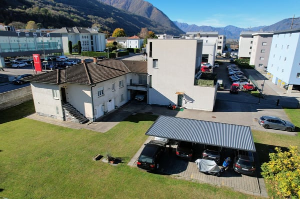 Moderna villetta e edificio plurifamiliare con terreno edificabile eccedente 5