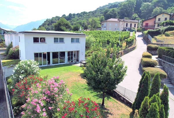 Moderna villetta con bel giardino in zona collinare 2