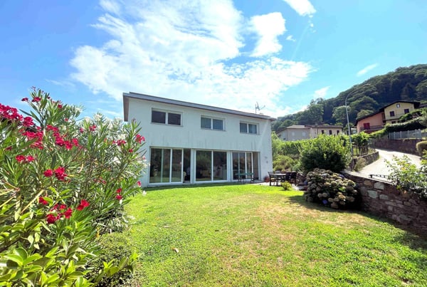 Moderna villetta con bel giardino in zona collinare 7
