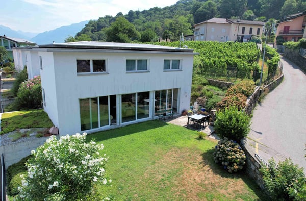 Moderna villetta con bel giardino in zona collinare 1