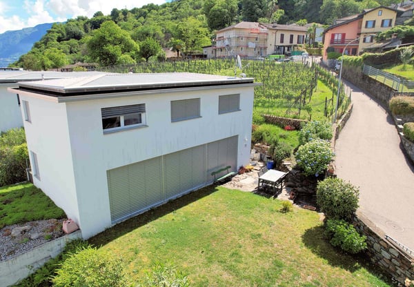 Moderna villetta con bel giardino in zona collinare 1