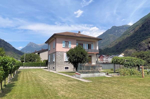 Casa bifamiliare con grande terreno edificabile in zona residenziale 6