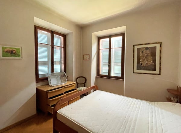 Casa bifamiliare con grande terreno edificabile in zona residenziale 8