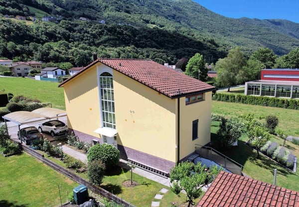 Casa con ampio giardino ben curato in zona tranquilla e soleggiata 2
