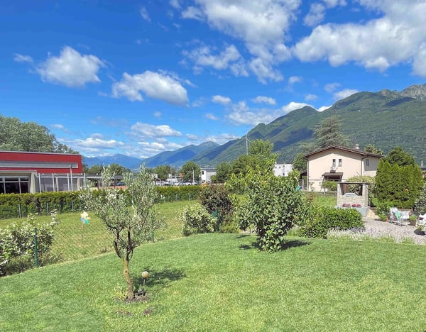 Casa con ampio giardino ben curato in zona tranquilla e soleggiata 24
