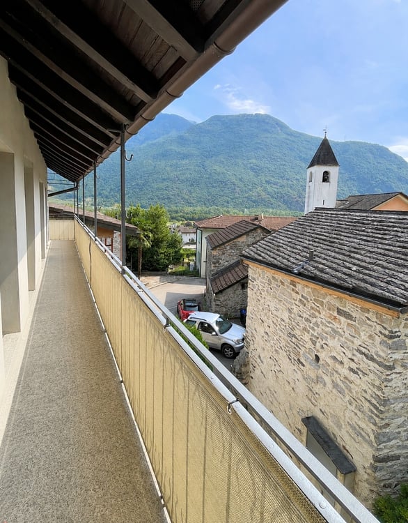 Casa molto ben ristrutturata con appartamenti di 4,5 locali duplex + 2,5 locali al PT 22