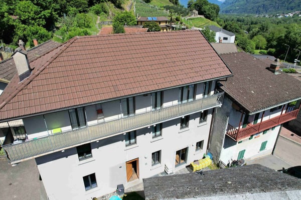 Casa molto ben ristrutturata con appartamenti di 4,5 locali duplex + 2,5 locali al PT 2