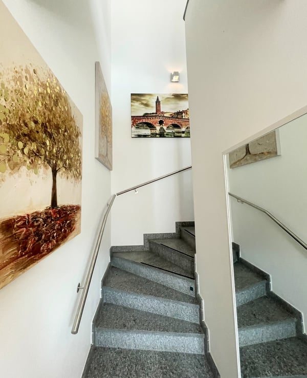 Casa molto ben ristrutturata con appartamenti di 4,5 locali duplex + 2,5 locali al PT 13