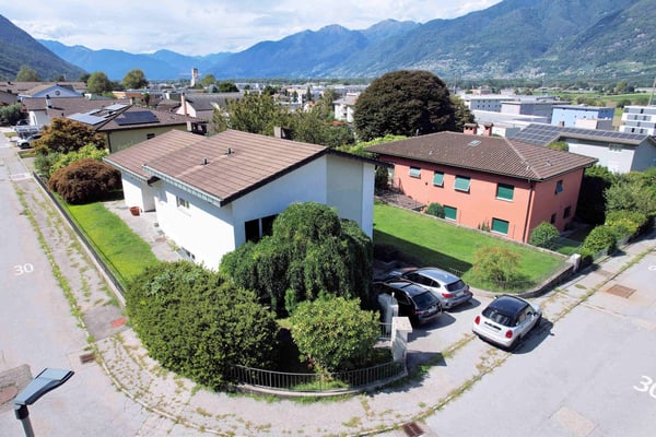 Spaziosa abitazione con grande terreno in zona residenziale 2