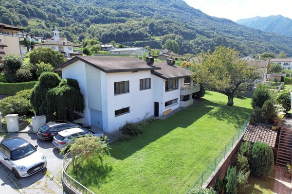 Spaziosa abitazione con grande terreno in zona residenziale 1