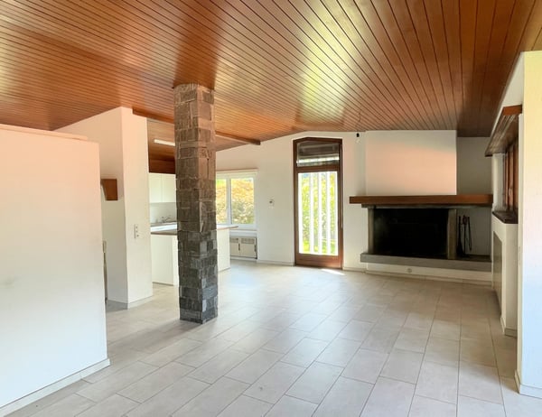 Spaziosa abitazione con grande terreno in zona residenziale 9