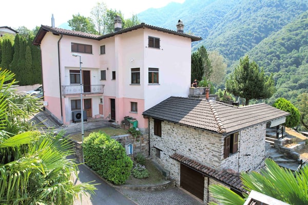 Spaziosa casa in collina con vista panoramica grande terreno e rustico in pietra 2