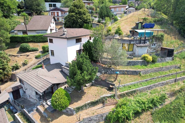 Spaziosa casa in collina con vista panoramica grande terreno e rustico in pietra 1