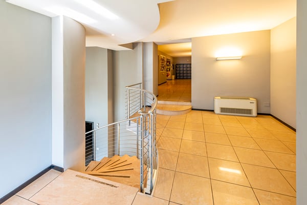 Ufficio in centro con vista lago e garage con 7 posti auto 10