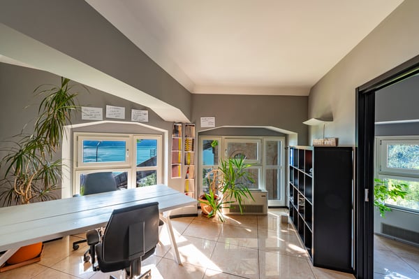 Ufficio in centro con vista lago e garage con 7 posti auto 12