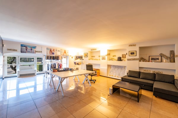 Ufficio in centro con vista lago e garage con 7 posti auto 8