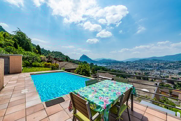 Casa moderna con bella vista lago 6