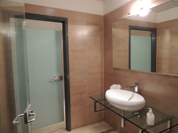 Immobile commerciale-amministrativo in posizione strategica 8