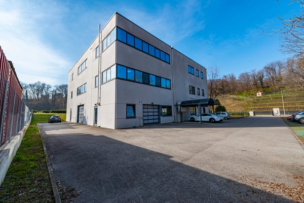 Immobile commerciale-amministrativo in posizione strategica 10