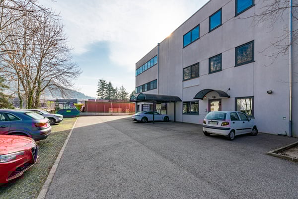 Immobile commerciale-amministrativo in posizione strategica 11