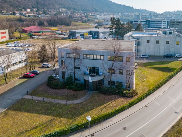 Immobile commerciale-amministrativo in posizione strategica 9