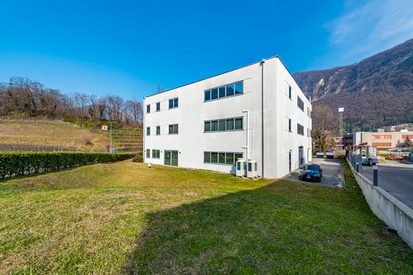 Immobile commerciale-amministrativo in posizione strategica 2