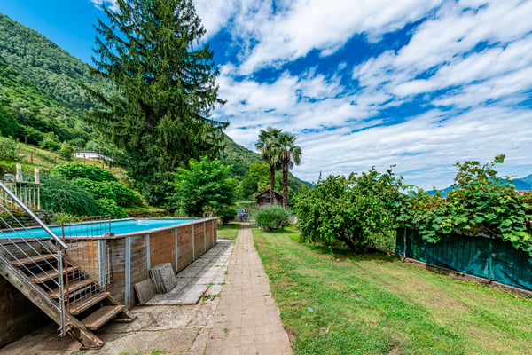 Casa ticinese con 20'000 m di terreno, piscina e rustico 9