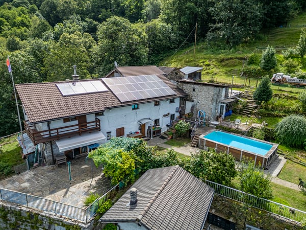 Casa ticinese con 20'000 m di terreno, piscina e rustico 5