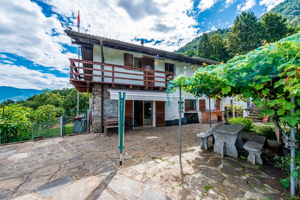 Casa ticinese con 20'000 m di terreno, piscina e rustico 7