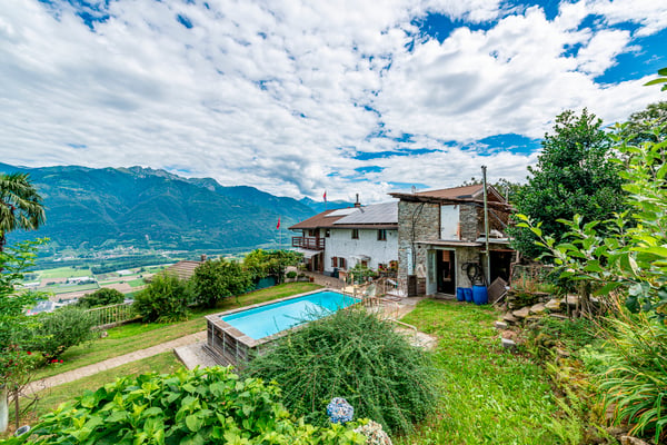 Casa ticinese con 20'000 m di terreno, piscina e rustico 6