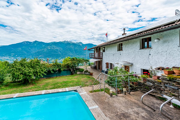 Casa ticinese con 20'000 m di terreno, piscina e rustico 1